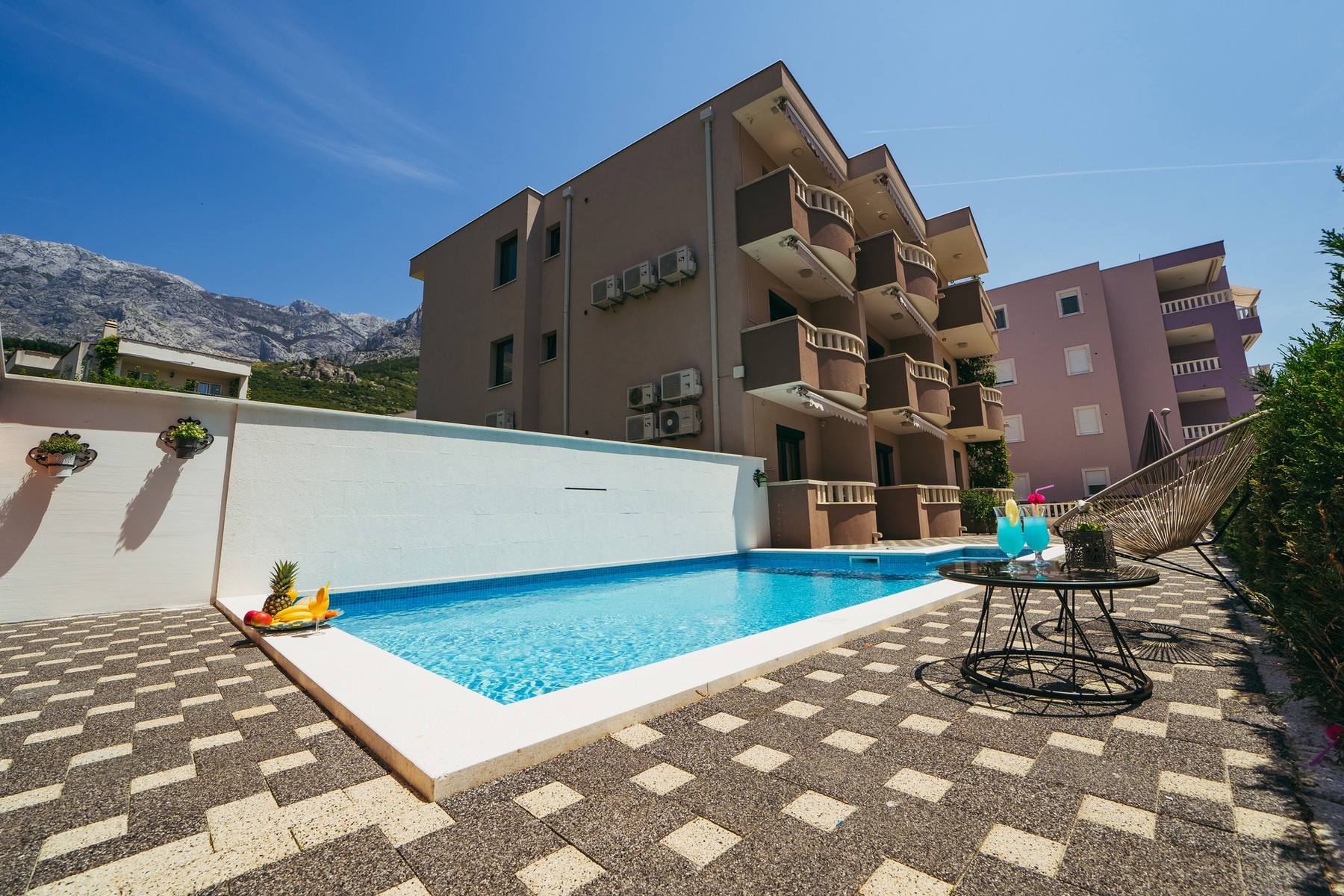 Apartments with swimming pool Marijana